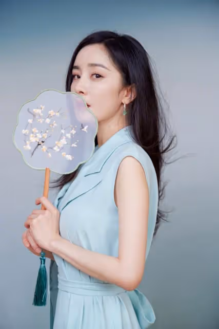 楊冪玩轉「國潮」，穿中國風裙也不忘秀腿，盡顯東方古典美