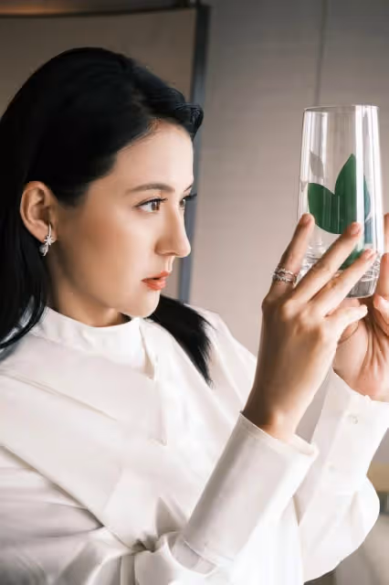 熱依扎難得認真打扮一回，襯衫疊穿配半裙，知性還帶點異域風情