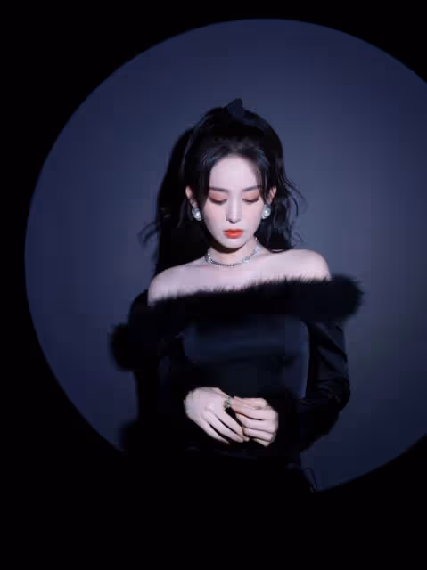 娜扎當個「花瓶」挺好的，穿黑色包臀裙優雅魅惑，也瘦了不少