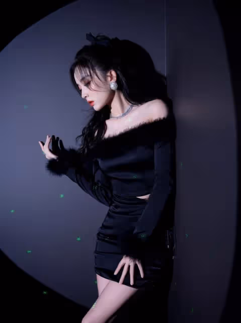 娜扎當個「花瓶」挺好的，穿黑色包臀裙優雅魅惑，也瘦了不少