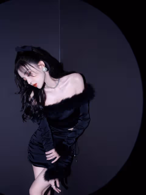 娜扎當個「花瓶」挺好的，穿黑色包臀裙優雅魅惑，也瘦了不少