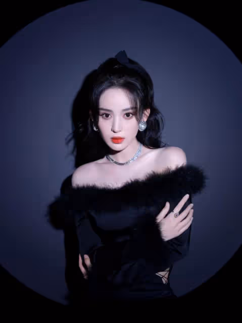 娜扎當個「花瓶」挺好的，穿黑色包臀裙優雅魅惑，也瘦了不少