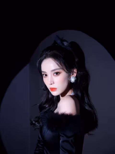 娜扎當個「花瓶」挺好的，穿黑色包臀裙優雅魅惑，也瘦了不少