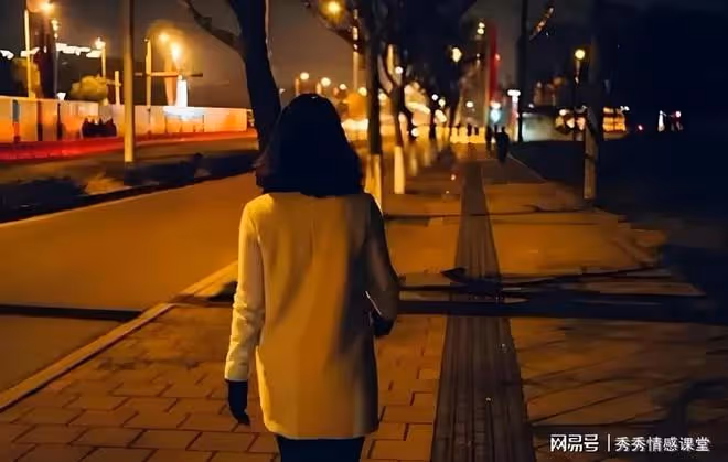女子被綁到深山嫁人,30 年後兒子考上大學,她連夜衝出村外