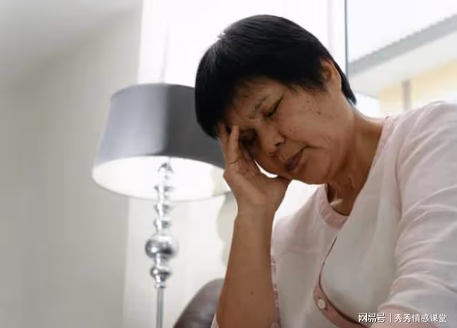 我把2套拆遷房全給小兒子，大兒子一家從此失聯，8年後我無家可歸