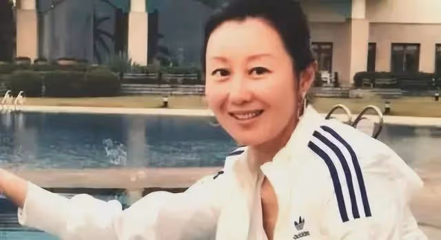 她一婚嫁老師,二婚嫁富二代,三婚嫁給歌星,如今50歲過得怎樣?