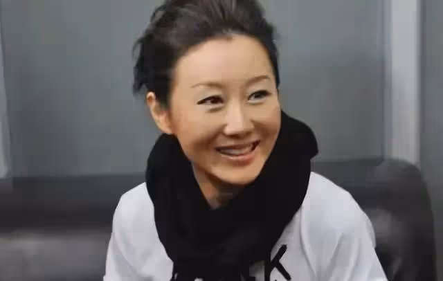 她一婚嫁老師,二婚嫁富二代,三婚嫁給歌星,如今50歲過得怎樣?