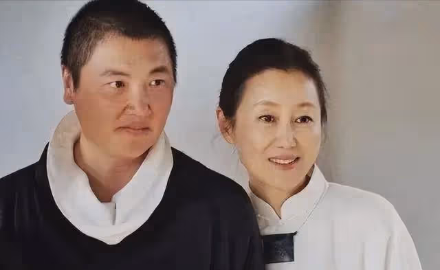她一婚嫁老師,二婚嫁富二代,三婚嫁給歌星,如今50歲過得怎樣?