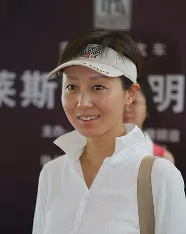 她一婚嫁老師,二婚嫁富二代,三婚嫁給歌星,如今50歲過得怎樣?