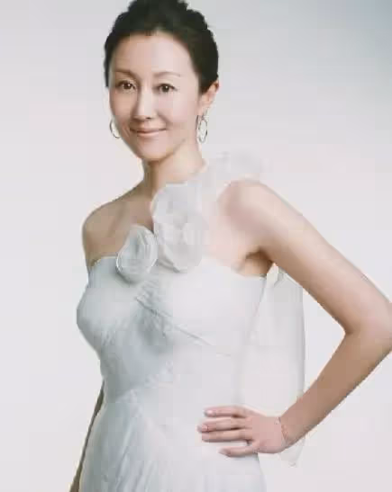 她一婚嫁老師,二婚嫁富二代,三婚嫁給歌星,如今50歲過得怎樣?