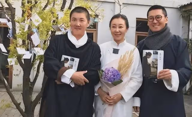 她一婚嫁老師,二婚嫁富二代,三婚嫁給歌星,如今50歲過得怎樣?