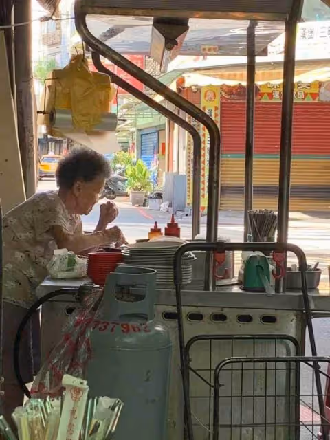 駝背賣米粉湯！9旬阿婆「站半天沒人捧場」她PO文求助，當地人眼尖「認出是老字號」：價錢超公道