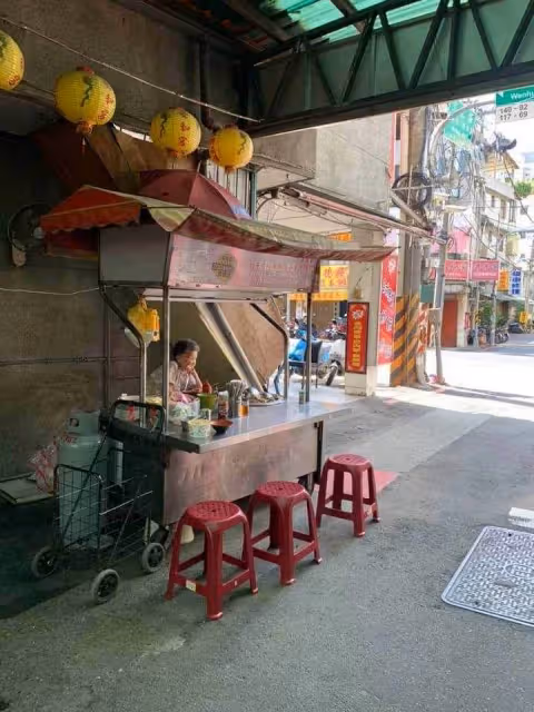 駝背賣米粉湯！9旬阿婆「站半天沒人捧場」她PO文求助，當地人眼尖「認出是老字號」：價錢超公道
