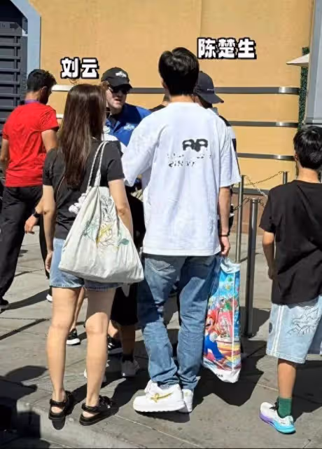 陳楚生一家四口國外旅遊,當眾向妻子撒嬌,劉雲四肢纖細星味十足