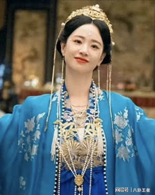 李夢未婚先孕?真空上陣太大膽,肚子凸出胸部下垂,露背禮服險走光
