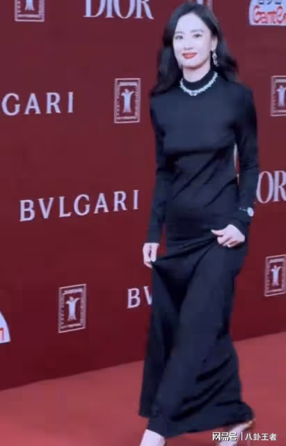 李夢未婚先孕?真空上陣太大膽,肚子凸出胸部下垂,露背禮服險走光