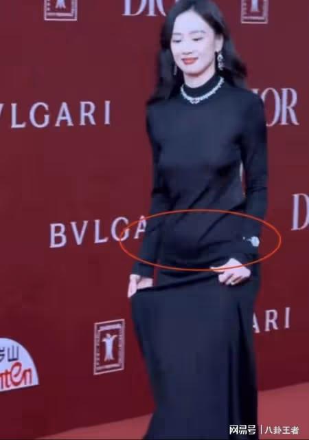 李夢未婚先孕?真空上陣太大膽,肚子凸出胸部下垂,露背禮服險走光