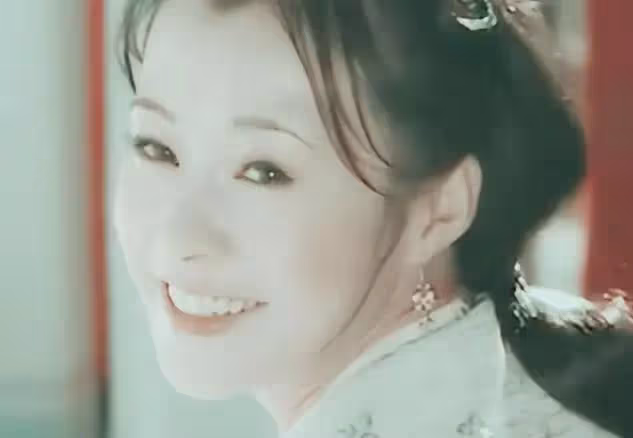 現在嫌棄她們丑,當年追成狗,這些發福的女明星,當年全是大美女