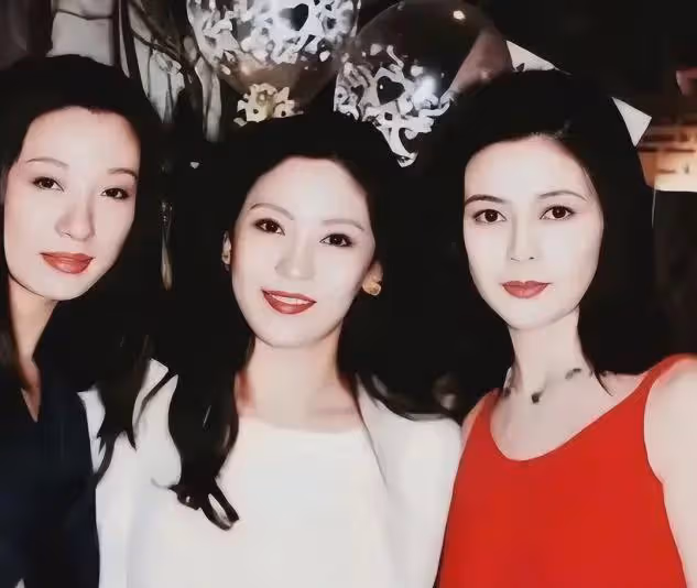 現在嫌棄她們丑,當年追成狗,這些發福的女明星,當年全是大美女