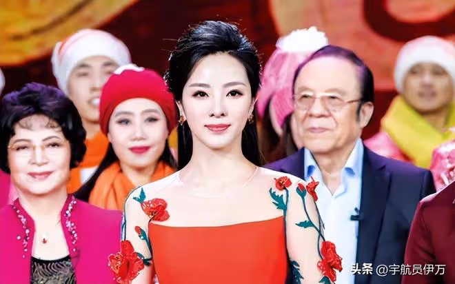 被傳嫁大36歲富豪,3年生2子後抑鬱,從央視辭職的她,如今怎麼樣