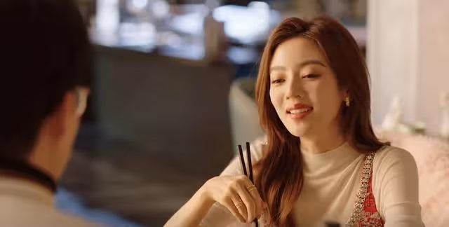 你比星光美麗:肖亦驍妻子上門,怒扇栗儷三巴掌,蘇之舟出面保護