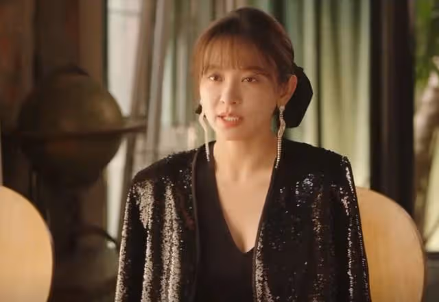 你比星光美麗大結局:紀星生下孩子,韓廷抱著女兒不撒手