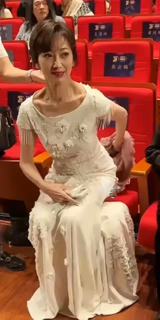41歲發福鬆弛的蔣欣,打臉了多少「假凍齡」女神