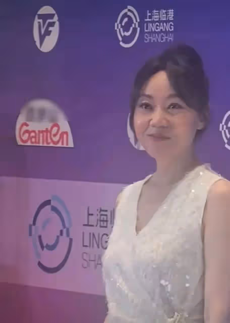 41歲發福鬆弛的蔣欣,打臉了多少「假凍齡」女神