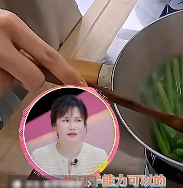 柳岩和媽媽參加節目,看到母女日常,才明白43歲柳岩為何不結婚