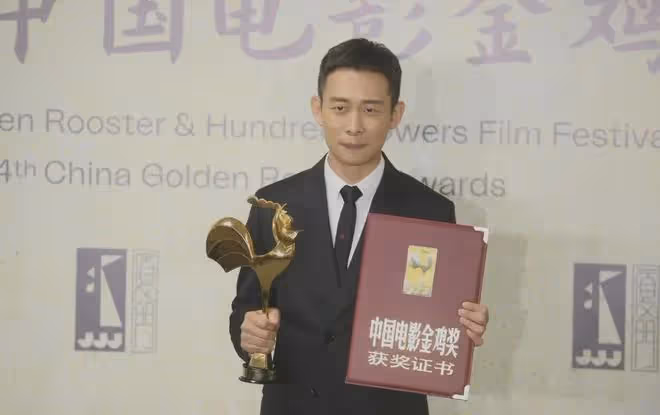 越老越帥的男星我只服這2位，憑實力振興叔圈，連褶子都魅力十足