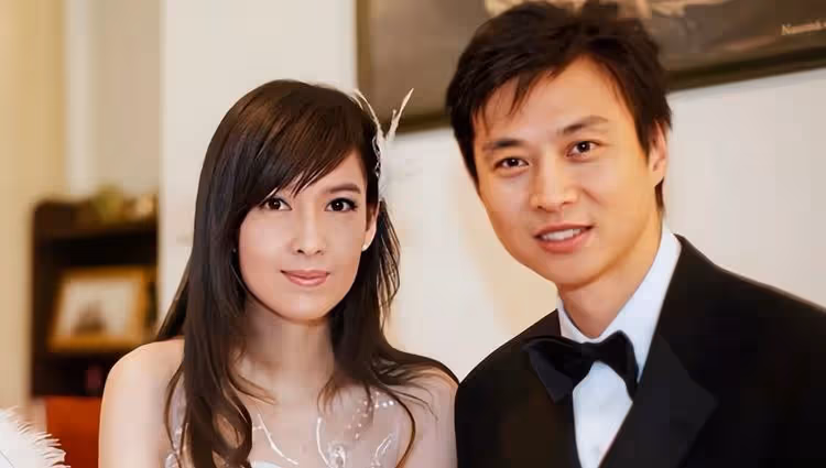 周慧敏難得談老公倪震滿滿崇拜　他曾說「結婚後不可離婚」