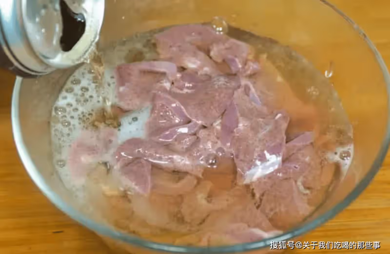 豬肝最忌只用清水洗，等於吃毒素，教您一招，血水毒素全跑光