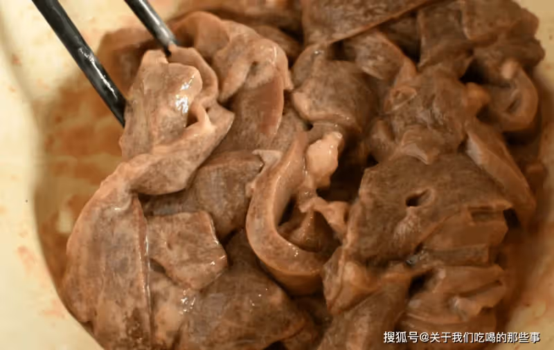 豬肝最忌只用清水洗,等於吃毒素,教您一招,血水毒素全跑光