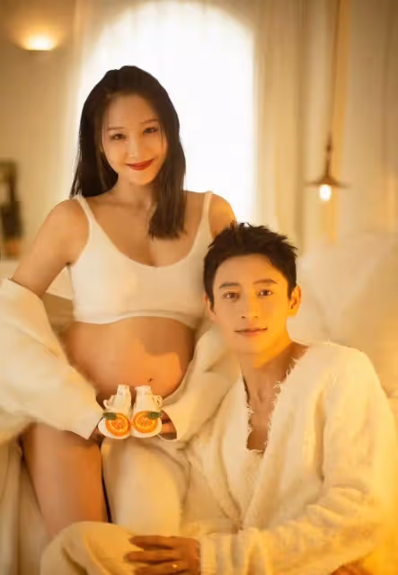 魏晨首次曬孩子背影照!1歲小橙子坐爸爸肩頭乖巧可愛