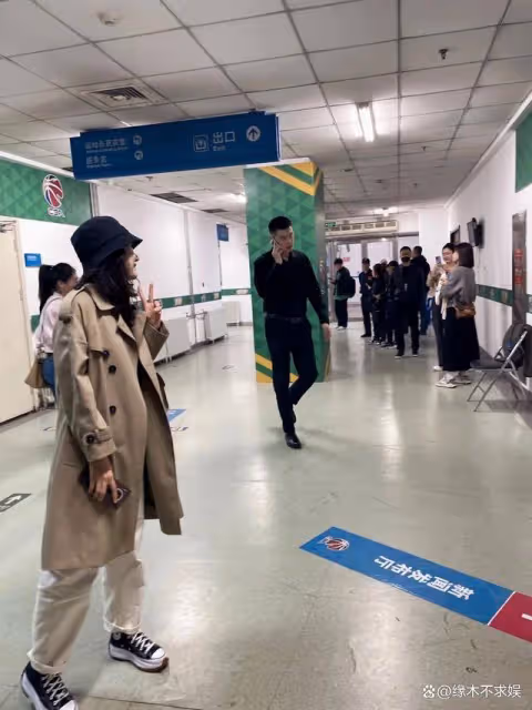楊鳴父女被偶遇,10歲女兒身高達一米七,女友思思已博士畢業!