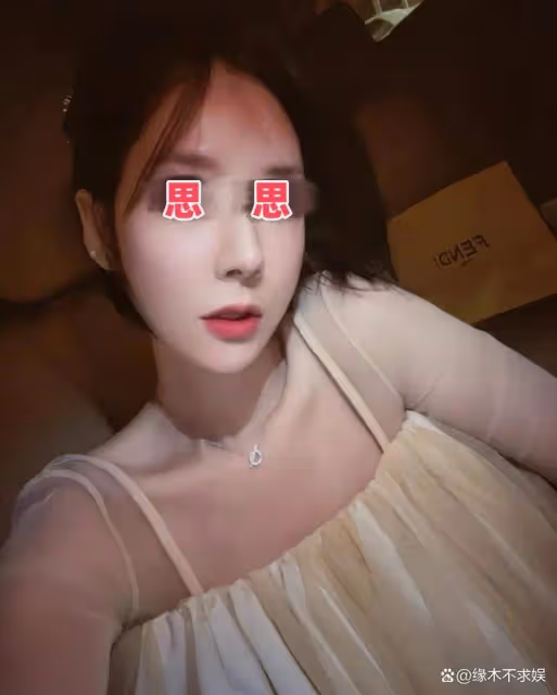 楊鳴父女被偶遇,10歲女兒身高達一米七,女友思思已博士畢業!