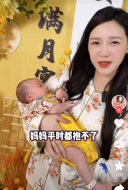小貝餓了兒子滿月!四代同堂,婆家人惹熱議!老公罕露臉滿頭白髮