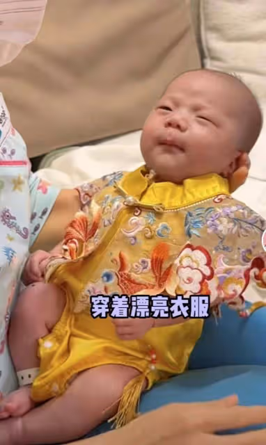 小貝餓了兒子滿月!四代同堂,婆家人惹熱議!老公罕露臉滿頭白髮