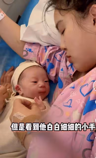 小貝餓了兒子滿月!四代同堂,婆家人惹熱議!老公罕露臉滿頭白髮
