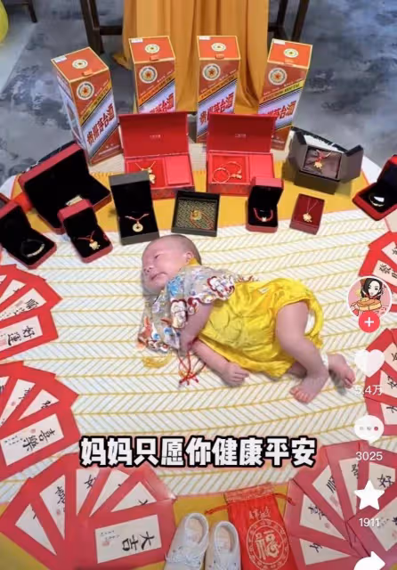 小貝餓了兒子滿月!四代同堂,婆家人惹熱議!老公罕露臉滿頭白髮