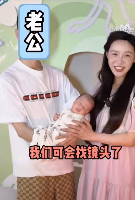 小貝餓了兒子滿月!四代同堂,婆家人惹熱議!老公罕露臉滿頭白髮