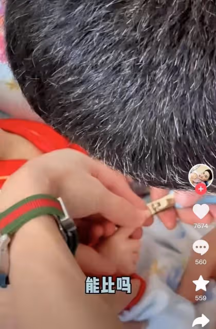 小貝餓了兒子滿月!四代同堂,婆家人惹熱議!老公罕露臉滿頭白髮