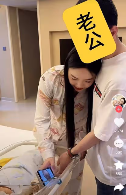 小貝餓了兒子滿月!四代同堂,婆家人惹熱議!老公罕露臉滿頭白髮