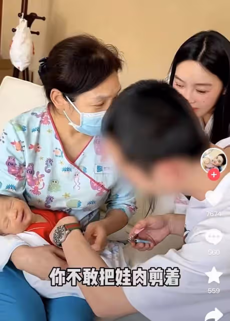 小貝餓了兒子滿月!四代同堂,婆家人惹熱議!老公罕露臉滿頭白髮