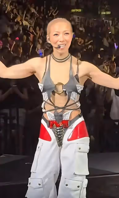 鄭秀文演唱會身材引熱議,健身過度身材毫無美感,網友心疼許志安