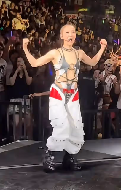 鄭秀文演唱會身材引熱議,健身過度身材毫無美感,網友心疼許志安