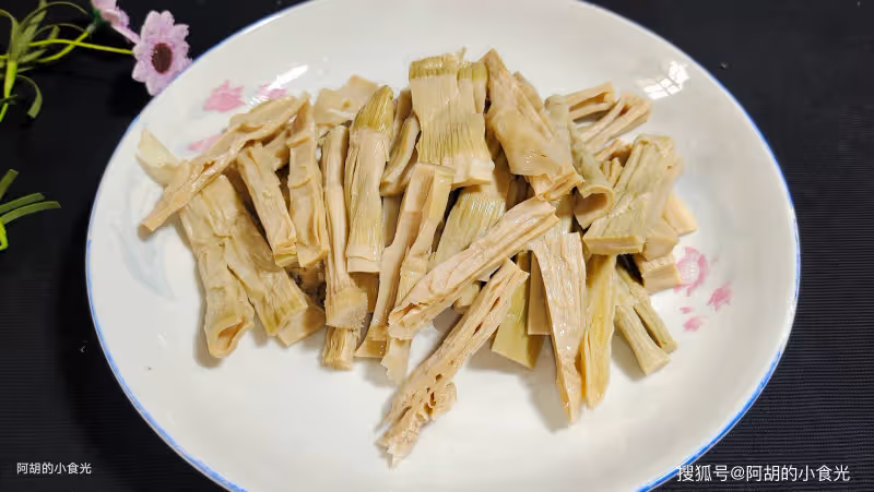 絲瓜和它太絕配，早該這樣吃了！燉一燉湯和菜都有了，一口鮮嫩爽脆、誘人食慾