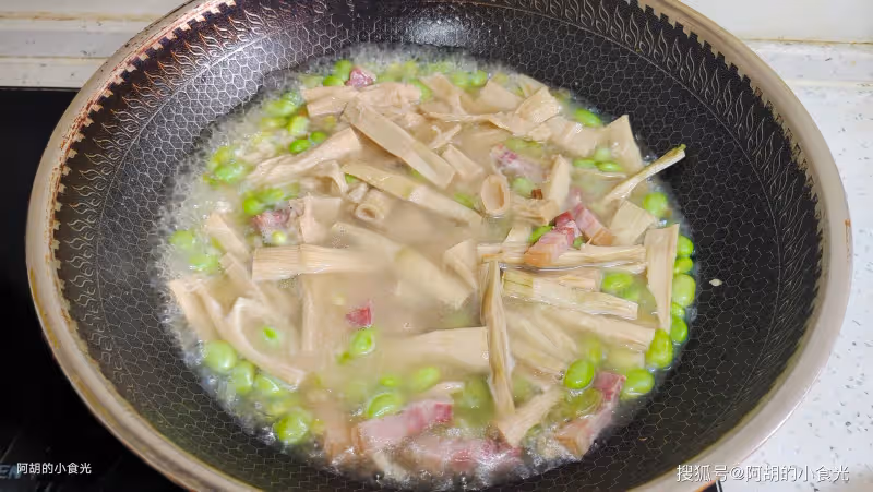 絲瓜和它太絕配,早該這樣吃了!燉一燉湯和菜都有了,一口鮮嫩爽脆、誘人食慾