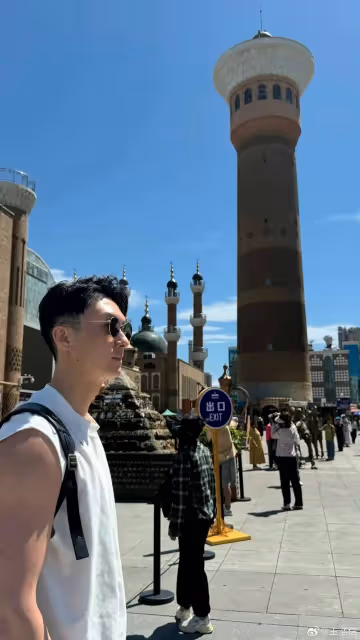 TVB前當家視帝回內地老家探親！自稱想玩轉南疆，拍照打卡引發性別誤會
