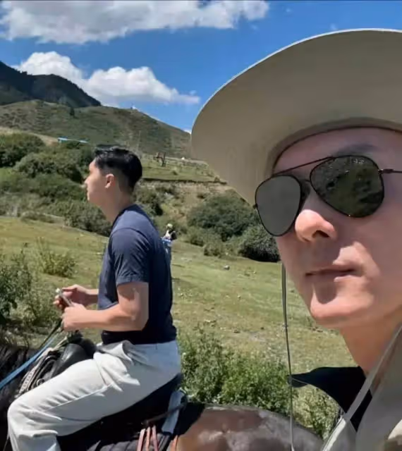 TVB前當家視帝回內地老家探親！自稱想玩轉南疆，拍照打卡引發性別誤會
